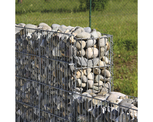 Mur de gabions rempli de pierres dans le jardin