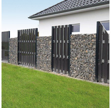 Gabionenzaun mit Holzpfosten und Steinen