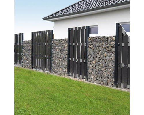 Gabionenzaun mit Holzpfosten und Steinen