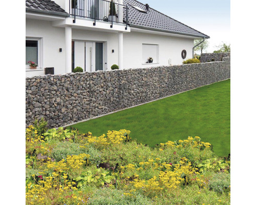 Gabionenwand vor einem Haus mit Garten