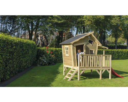 Spielhaus aus Holz mit Rutsche im Garten