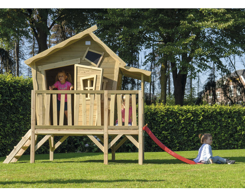 Kinderspielhaus mit Rutsche und Leiter im Garten