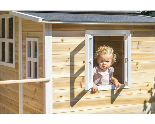 Cabane de jeu en bois avec enfant à la fenêtre