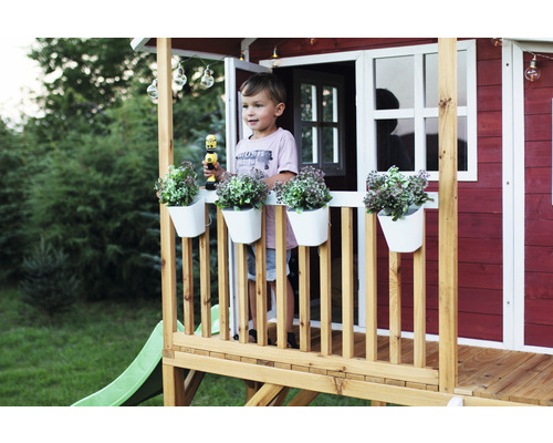 Kind in einem Spielhaus mit Rutsche und Dekoration