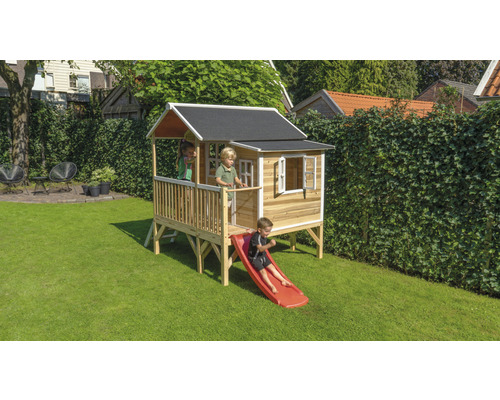 Holzspielhaus mit Rutsche im Garten mit spielenden Kindern