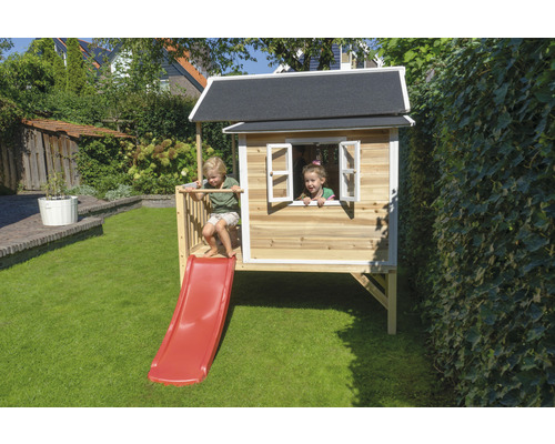 Holzspielhaus mit Rutsche im Garten mit zwei Kindern