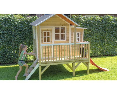 Holzspielhaus mit Rutsche und Treppe im Garten