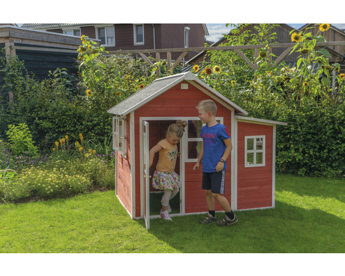 Maisonnette en bois pour enfants avec deux enfants dans le jardin.