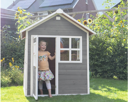 Maisonnette en bois avec enfant dans le jardin