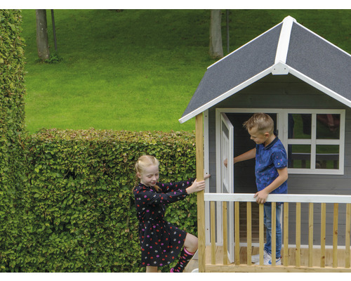 Maisonnette pour enfants avec deux enfants dans le jardin