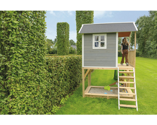 Cabane pour enfants avec bac à sable et échelle dans le jardin
