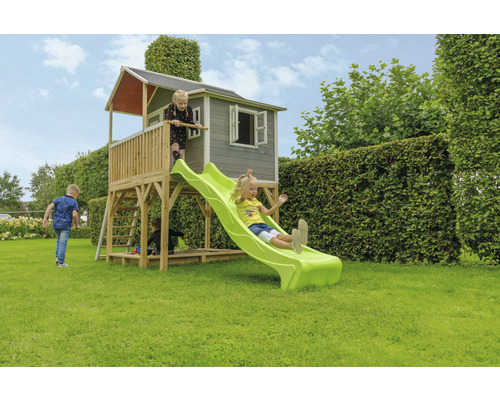 Spielhaus mit Rutsche und Sandkasten im Garten mit spielenden Kindern