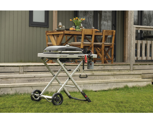 Weber Traveler Gasgrill im Aussenbereich mit Tisch und Stühlen