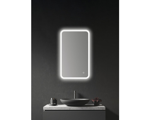 Badezimmer mit beleuchtetem Spiegel, Waschbecken und Armatur