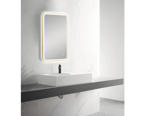 Badezimmer mit rechteckigem Spiegel mit Beleuchtung und Aufsatzwaschbecken
