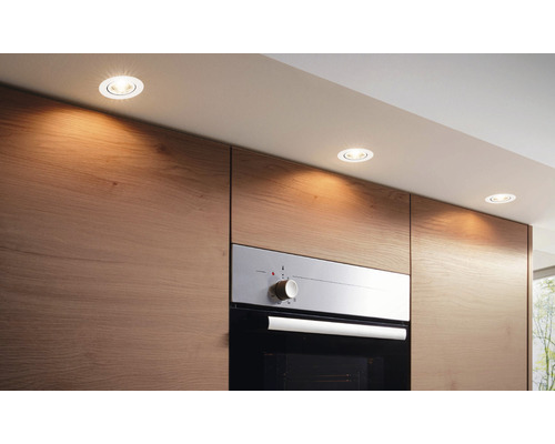 Scène de cuisine avec spots encastrés au plafond et armoires en bois