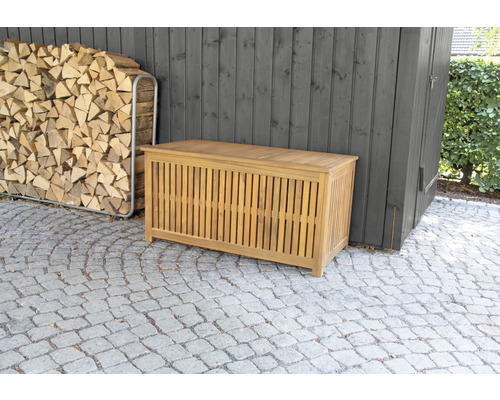 Holzkiste mit Lattenstruktur neben Holzstapel