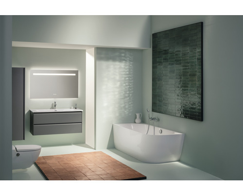 Salle de bains moderne avec baignoire, lavabo, miroir et toilettes