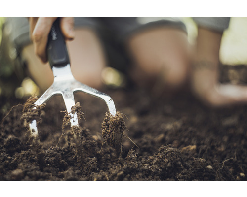 Gartenkralle im Einsatz in der Erde