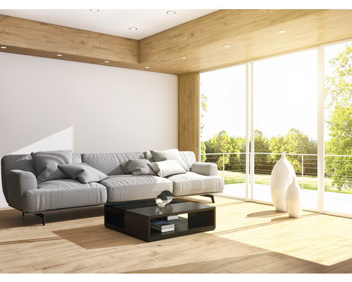 Helles Wohnzimmer mit Sofa, Couchtisch und Panoramafenster