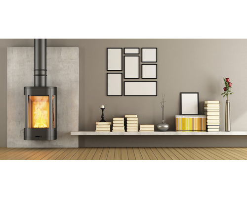 Salon avec poêle à bois, étagères et éléments décoratifs pour l''aménagement intérieur.