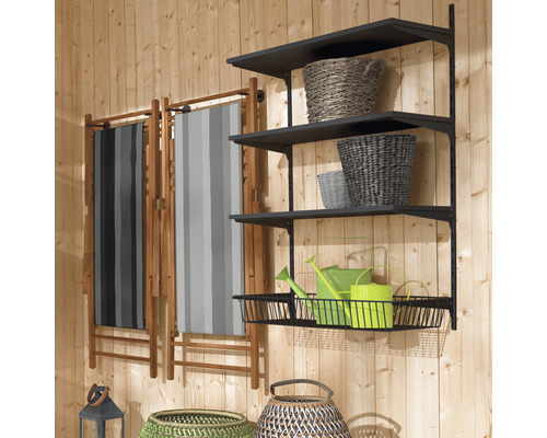 Organisationssystem mit Regalen, Körben und Gartenzubehör an einer Holzwand