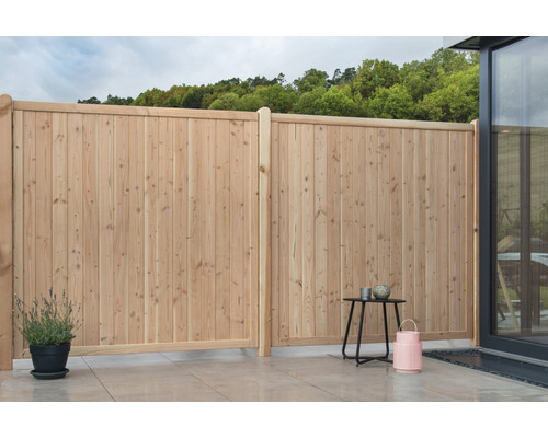 Vue de jardin avec clôture en bois comme écran d''intimité