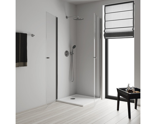 Modernes Badezimmer mit Glasdusche, Duschkopf und Handtuch