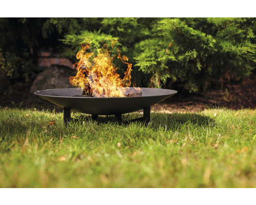 Feuerschale mit Feuer im Garten