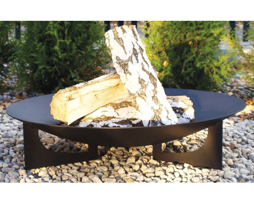 Feuerschale aus Metall mit Holz im Garten