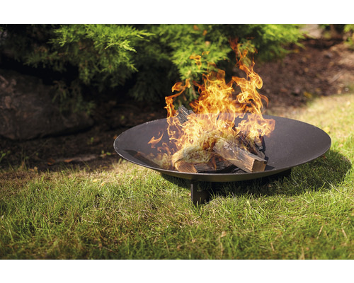 Feuerschale mit brennendem Holz im Garten