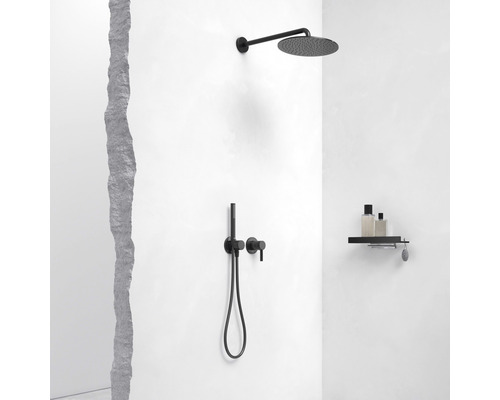 Salle de bains avec douche de pluie, douchette et étagère