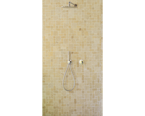 Dusche mit Mosaikfliesen, Duschkopf und Handbrause