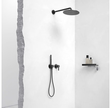 Duscharmatur mit Kopfbrause und Handbrause an einer Wand mit Regal