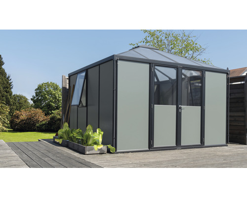 Pavillon de jardin avec fenêtres et porte double sur une terrasse