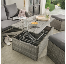 Gartenszene mit Rattansitzgruppe, höhenverstellbarem Tisch und Hockern