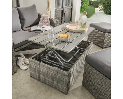 Gartenszene mit Rattansitzgruppe, höhenverstellbarem Tisch und Hockern