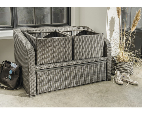 Geflochtene Gartenbank mit Staufächern und Pflanze