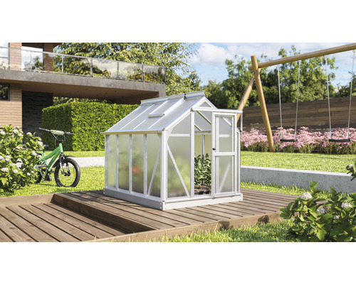 Serre sur terrasse en bois dans jardin avec porte ouverte