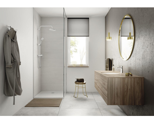 Salle de bains avec douche, meuble-lavabo et miroir