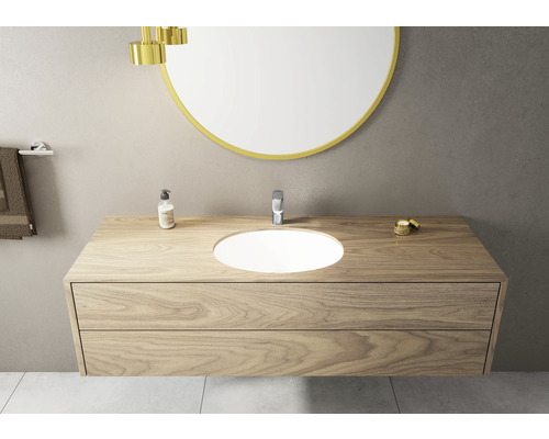 Salle de bains avec meuble sous-vasque en bois et miroir rond