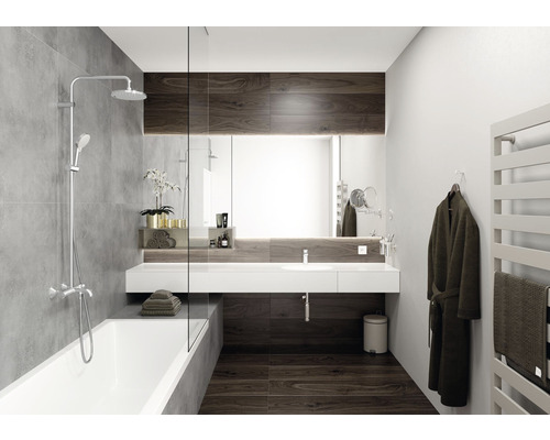 Salle de bain moderne avec baignoire, lavabo, miroir et sèche-serviettes