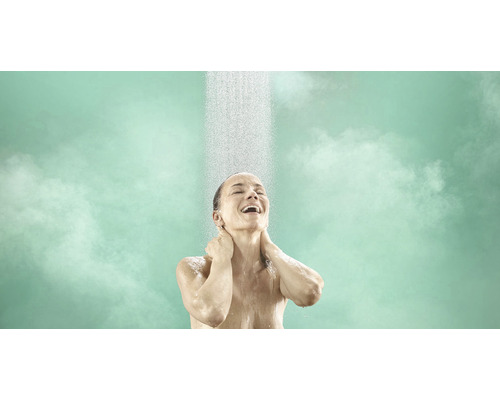 Frau geniesst eine Dusche