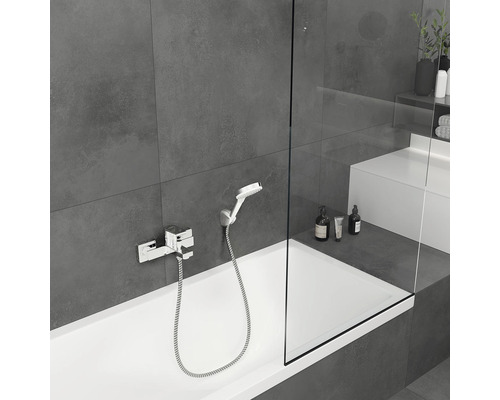 Salle de bains avec baignoire, paroi de douche et robinetterie