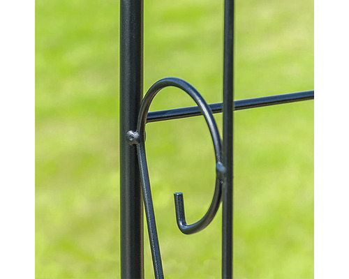 Detailansicht eines Metall-Rosenbogens mit Rankhilfe