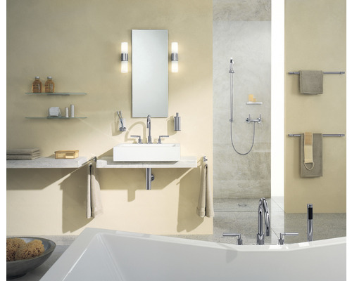 Badezimmer mit Waschbecken, Spiegel, Dusche und Badewanne