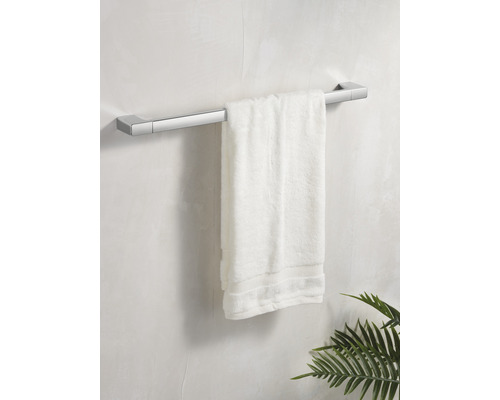 Porte-serviettes avec une serviette blanche dans la salle de bain