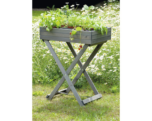 Hochbeet aus Holz auf einem klappbaren Holzgestell im Garten
