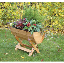 Holzblumenkasten auf Holzständer mit Bepflanzung im Garten