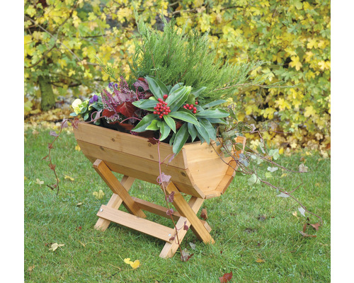 Holzblumenkasten auf Holzständer mit Bepflanzung im Garten